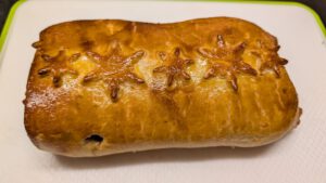 Beef Wellington cuit et doré sur une planche