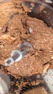 Champignons hachés en fines miettes dans un robot