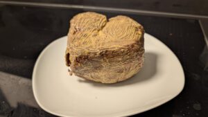 Filet enduit de moutarde en train de refroidir sur une assiette