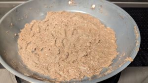 Duxelles réduite et presque sèche dans une poêle