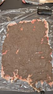 Duxelles étalée sur les tranches de jambon de Parme qui se chevauchent