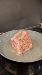 Filet de bœuf saisi, doré de tous les côtés, dans une poêle